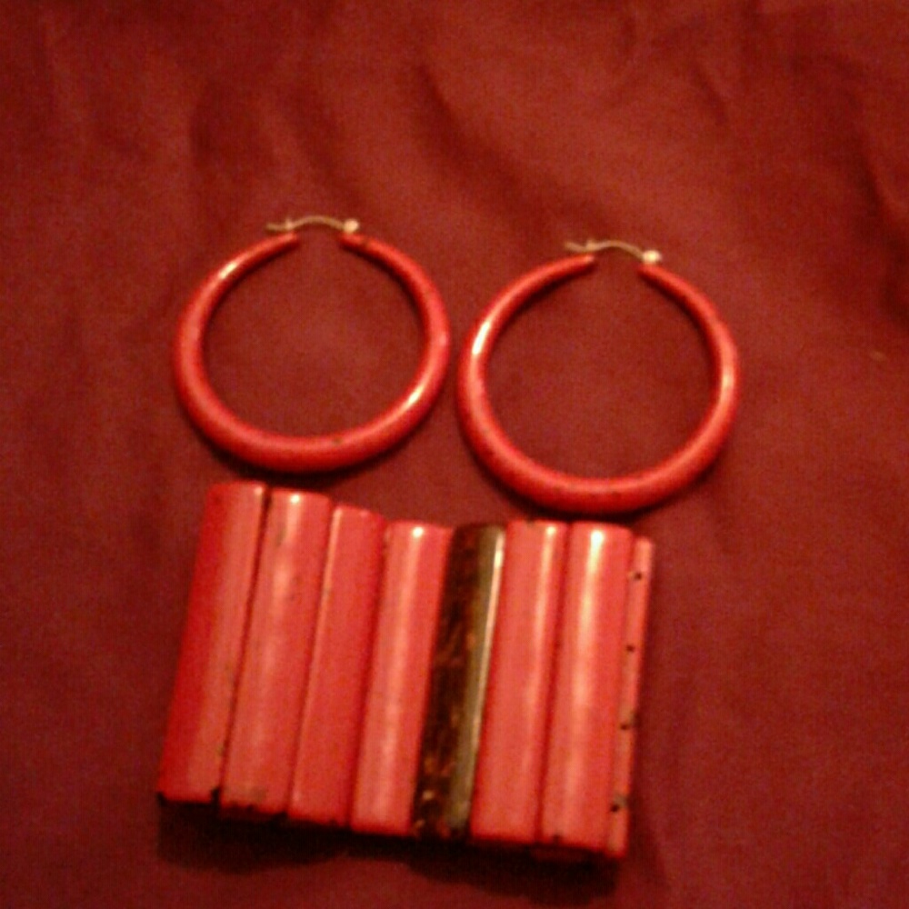 Matching earrings and bracelet.